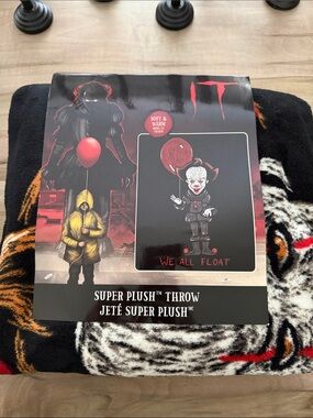 !it jeans Super Plush Throw Blanket - Black & Red Horror Design